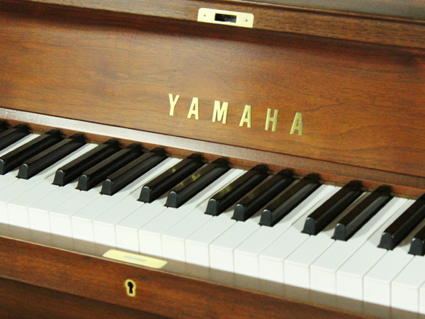 中古ピアノ ヤマハ(YAMAHA W102) 安らぎを与える落ち着いた褐色の木目ピアノ ｜ 世界最大級のピアノ販売モール グランドギャラリー｜中古ピアノ 販売、中古グランドピアノを購入するならグランドギャラリー愛知 東京